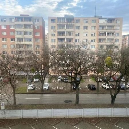 Private Apartment 1Km From Center Bratislava Bagian luar foto