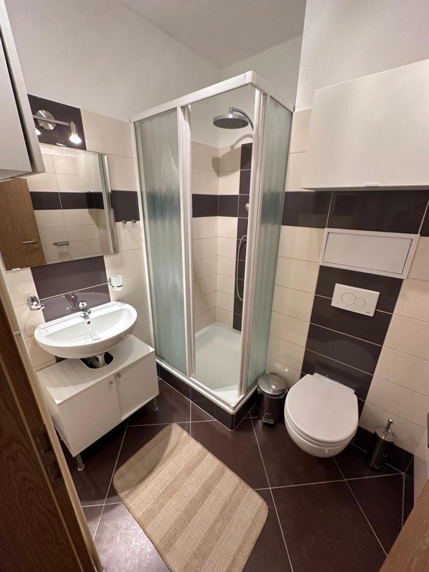 Private Apartment 1Km From Center Bratislava Bagian luar foto
