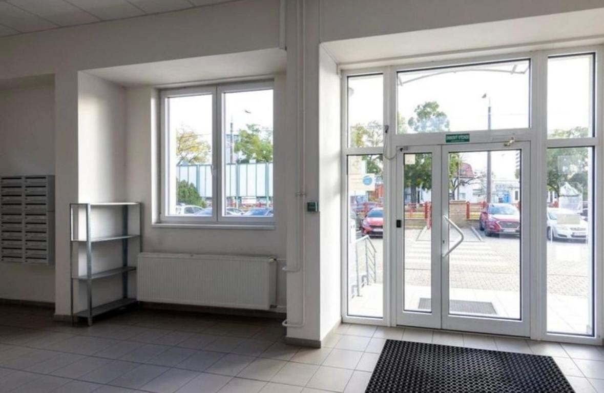 Private Apartment 1Km From Center Bratislava Bagian luar foto