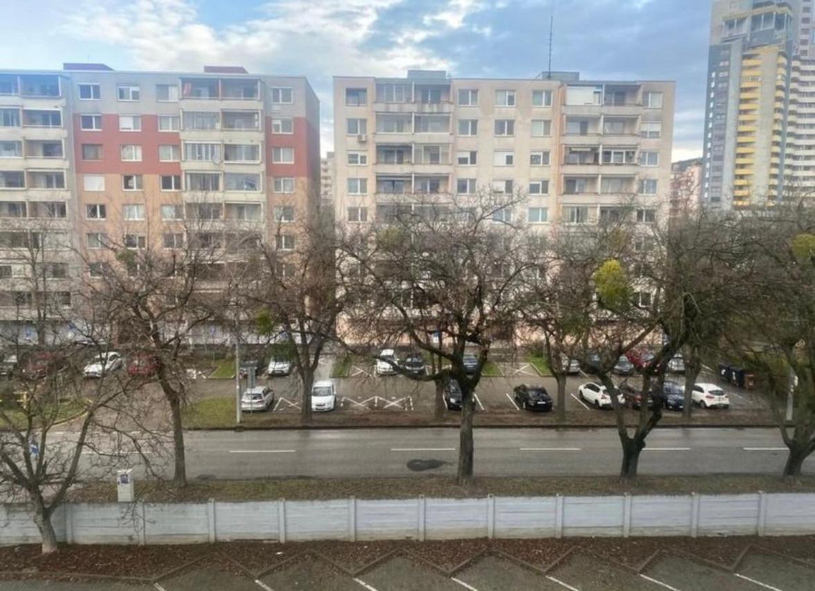 Private Apartment 1Km From Center Bratislava Bagian luar foto