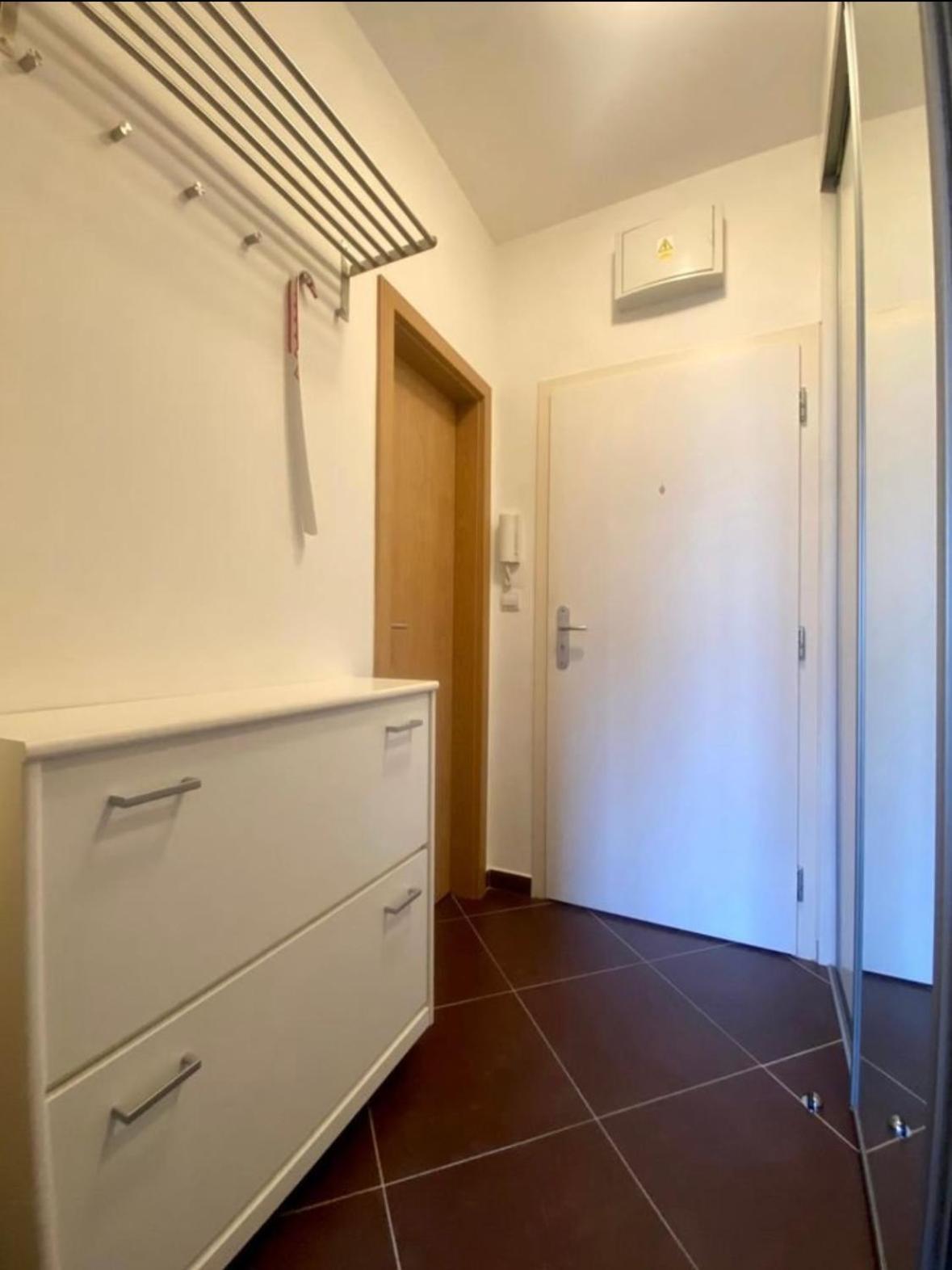 Private Apartment 1Km From Center Bratislava Bagian luar foto